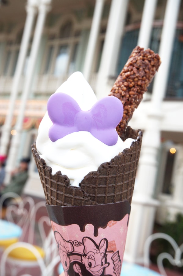 アイスクリームコーンの35周年チョコレートクランチコラボメニュー、ソフトクリーム＆チョコナッツバニラアイス