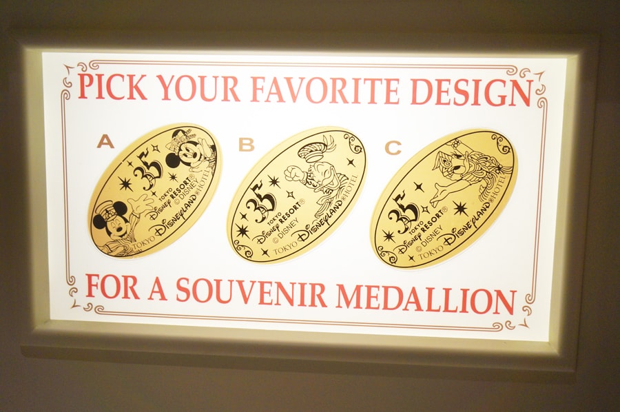 35周年デザインも！ディズニーランドホテル2018年のスーベニアメダル 