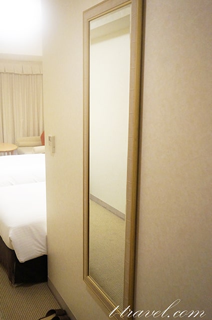 ホテルエミオン東京ベイのスタンダードルーム。10階は眺望も最高。